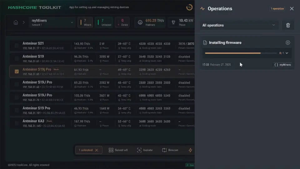 HashCore Toolkit mostrando el progreso de instalación del firmware en un minero seleccionado